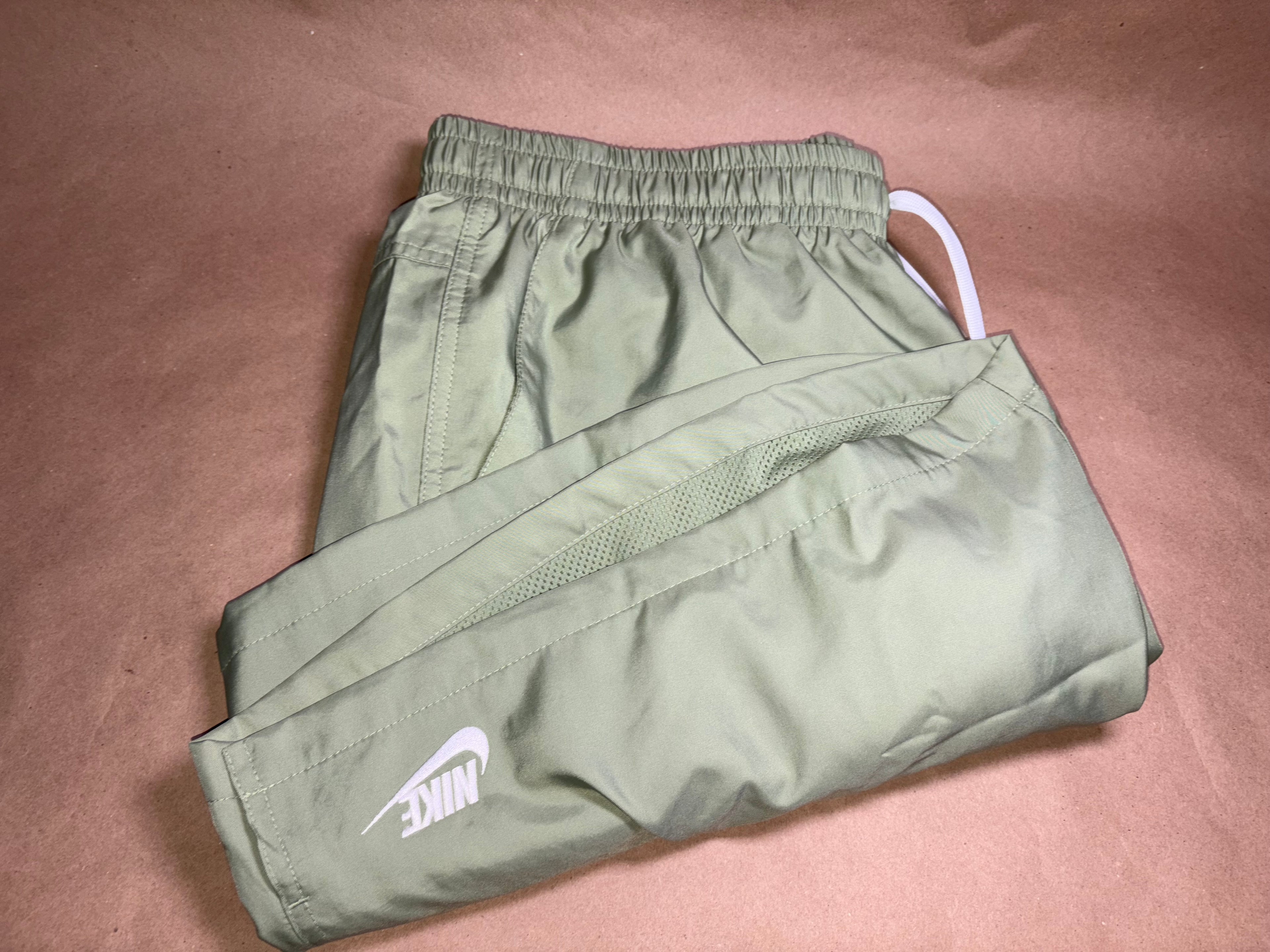 NIKE STANDARD FIT MID THIGH LENGTH -  SZ XL