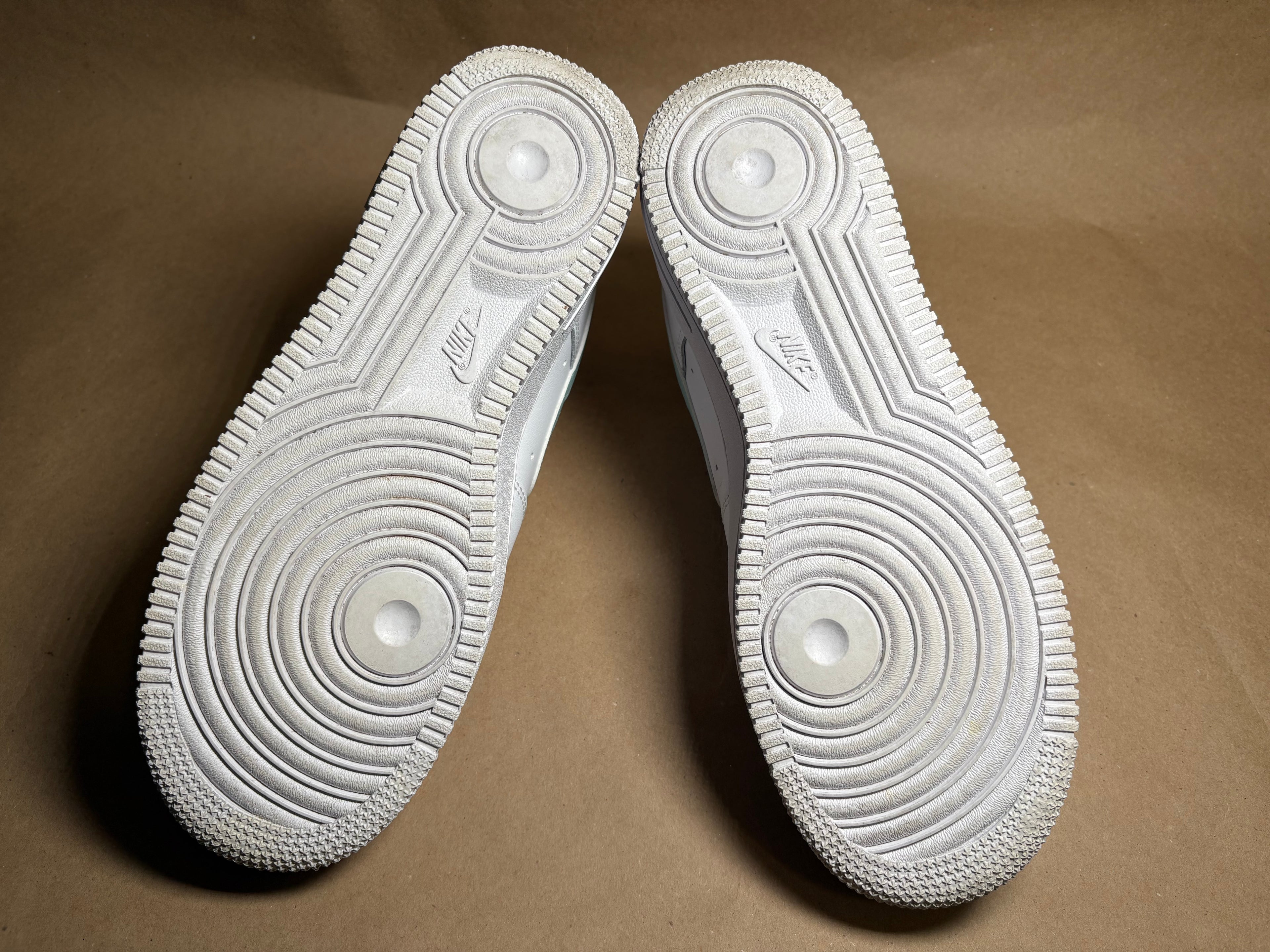 NIKE AIR FORCE 1 LOW - SZ 8